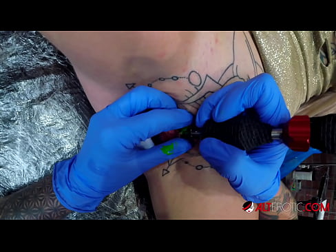 ❤️ Sully Savage mai tsananin jarfa ta yi tattoo a kan kwarin ta ️ Ingantacciyar batsa ❌❤